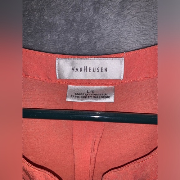 Van Heusen sleeveless blouse size L color is orangish peach true to pics - Picture 2 of 3